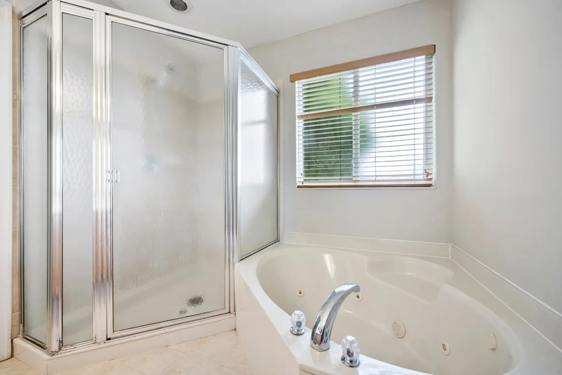 Thousand Oaks Townhouse Riviera Beach, Online Auction, Palm Beach County — auction photograph 28