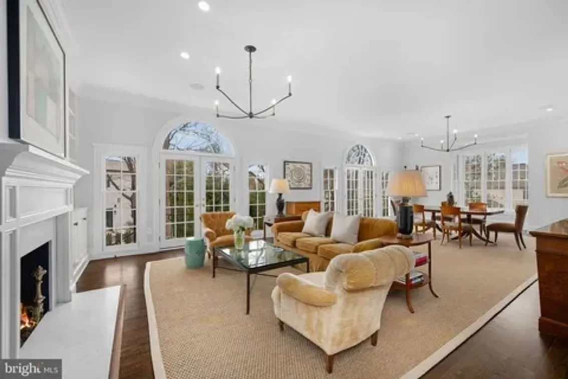 $2.8 Million McLean Mansion Luxury Downsizing Auction — auction photograph 5