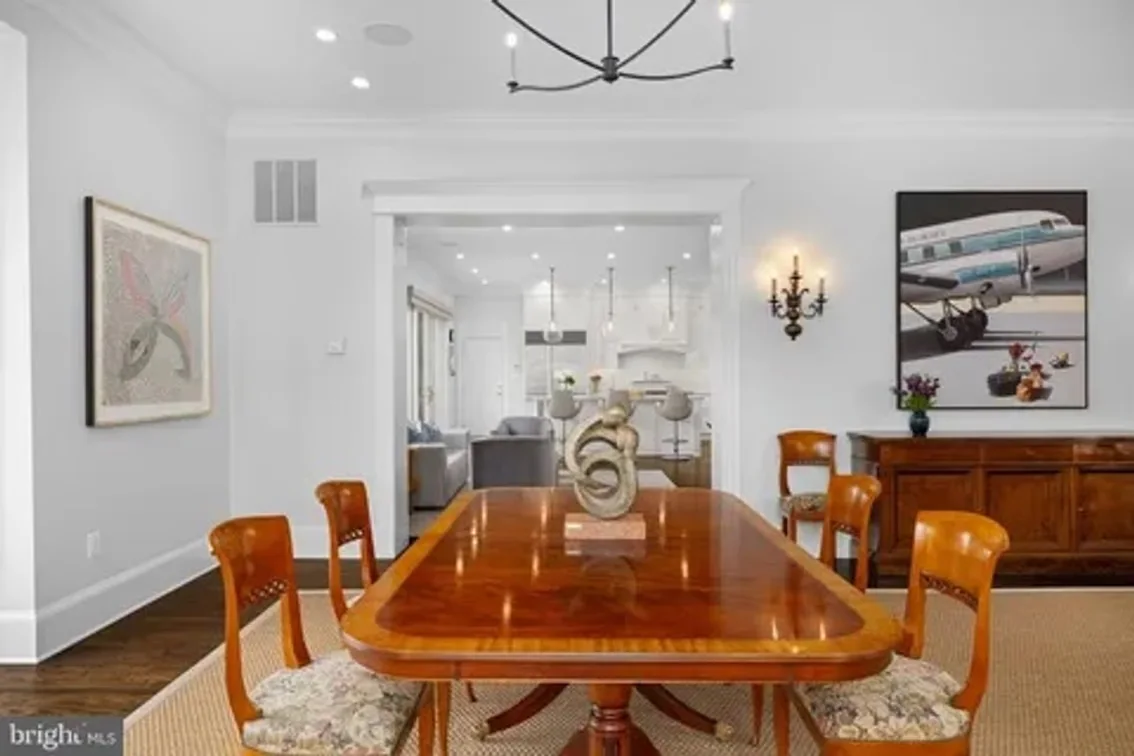 $2.8 Million McLean Mansion Luxury Downsizing Auction — auction photograph 7